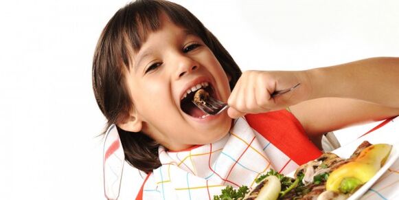 barnet spiser grønnsaker på en diett med pankreatitt