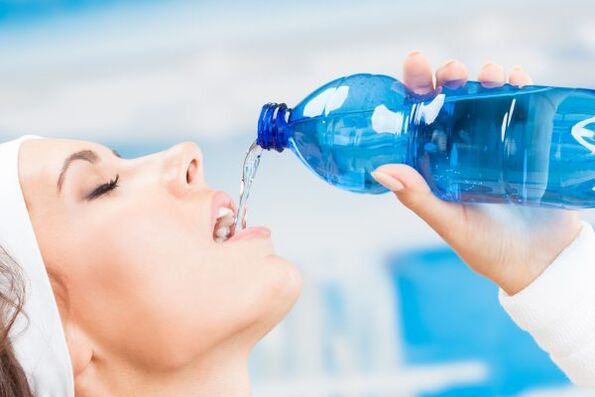 Du kan kvitte deg med 5 kg overvekt på en uke ved å drikke mye vann
