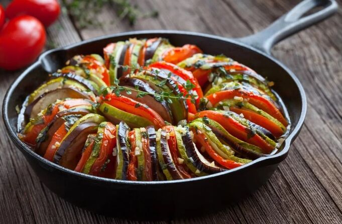 Pynt med tomater og courgette